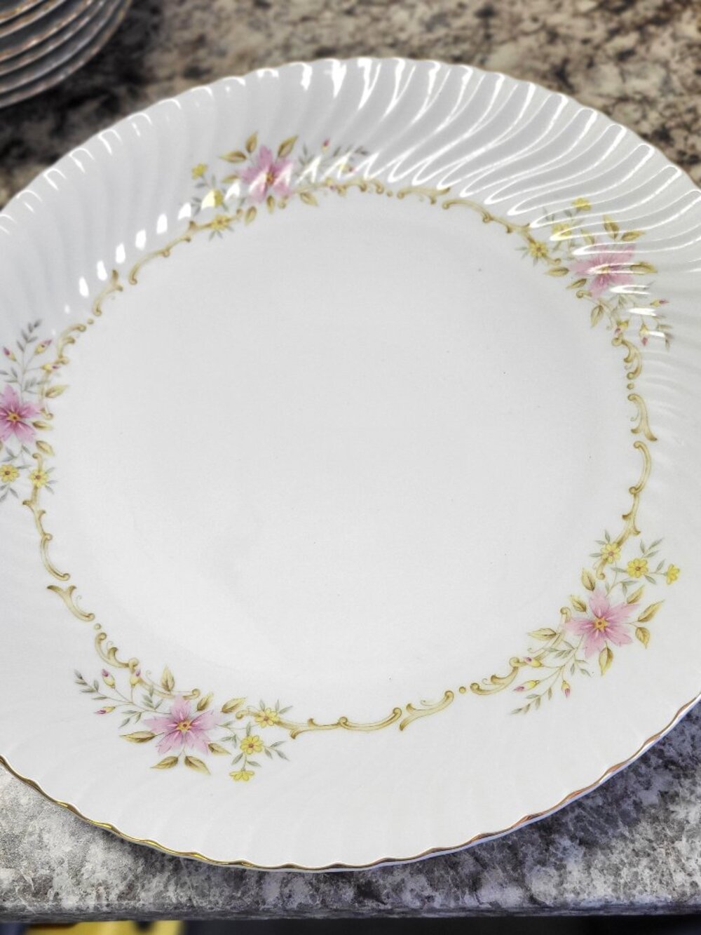 MIKASA FINE CHINA "GAYLORD 511 COLLECTION" 8 DINNER PLATES